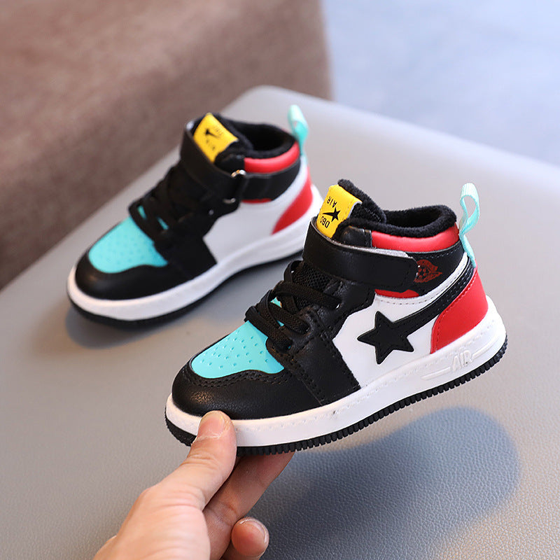 Enfants de chaussures de sport occasionnels
