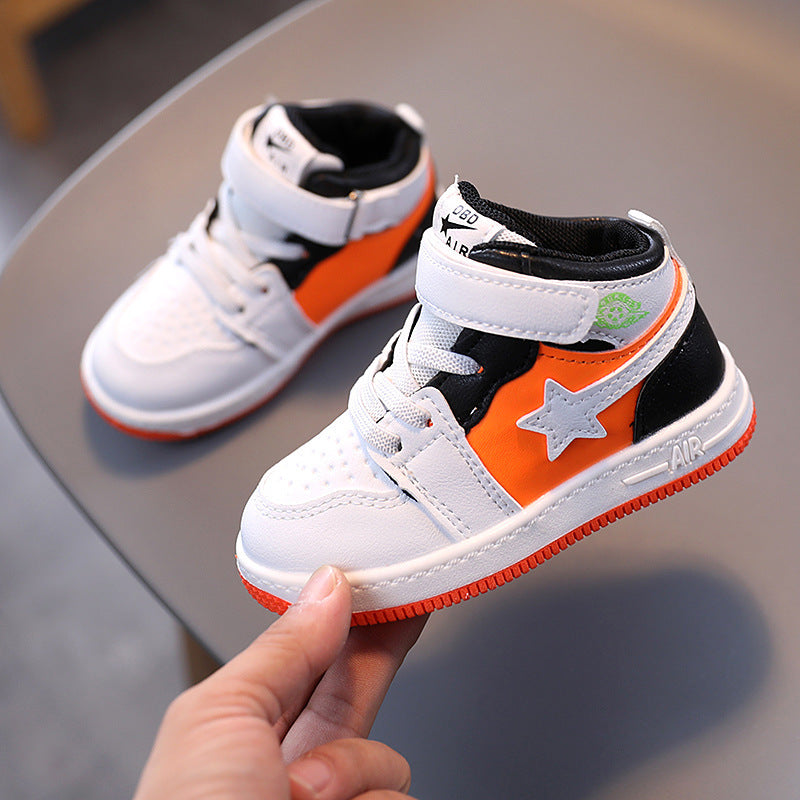 Enfants de chaussures de sport occasionnels