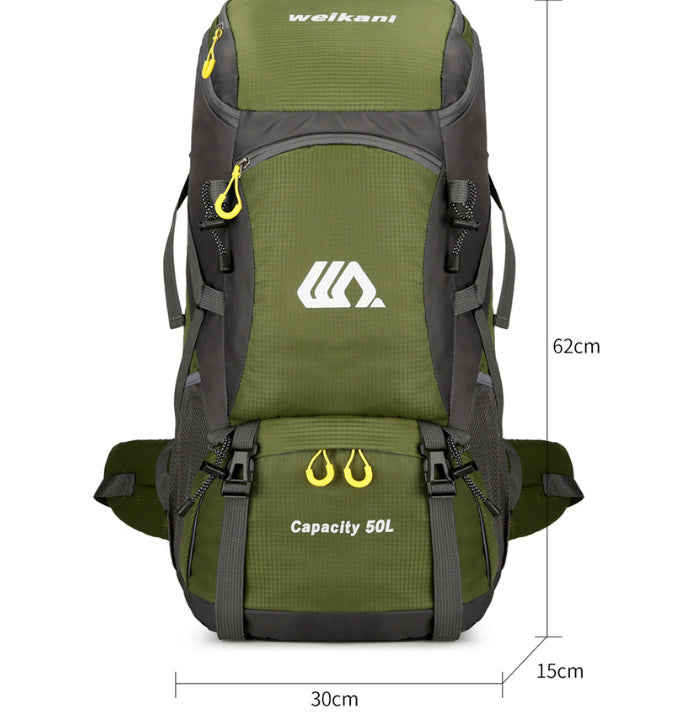 Hommes et femmes sur pied sac de camping
