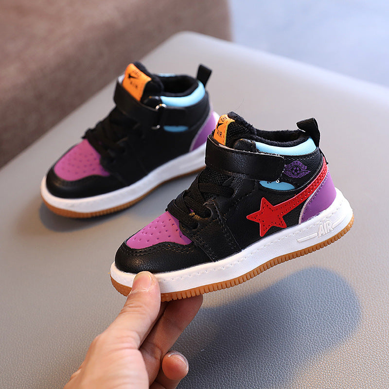 Enfants de chaussures de sport occasionnels