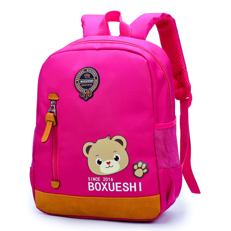 UN ours de bande dessinée école maternelle cartable, cartable, écolier, garçon et garçon, bébé garçon et bébé voyage retour