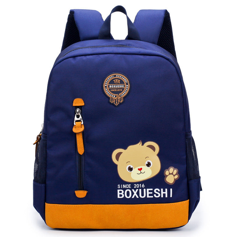 UN ours de bande dessinée école maternelle cartable, cartable, écolier, garçon et garçon, bébé garçon et bébé voyage retour