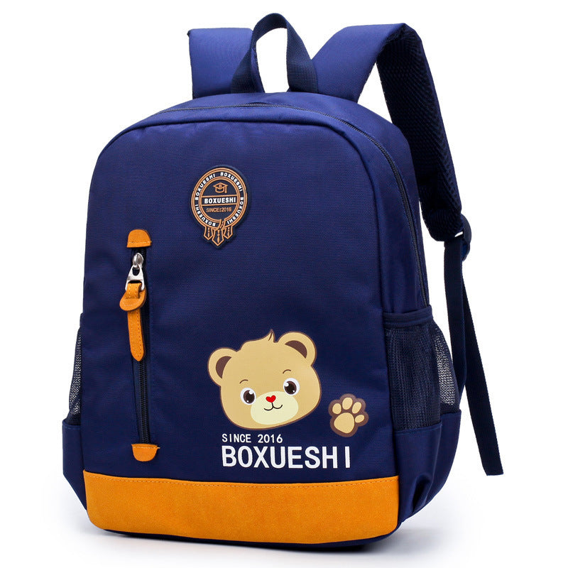 UN ours de bande dessinée école maternelle cartable, cartable, écolier, garçon et garçon, bébé garçon et bébé voyage retour