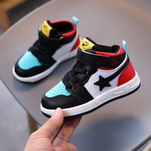 Enfants de chaussures de sport occasionnels