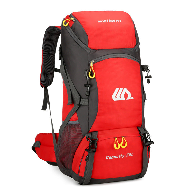 Hommes et femmes sur pied sac de camping