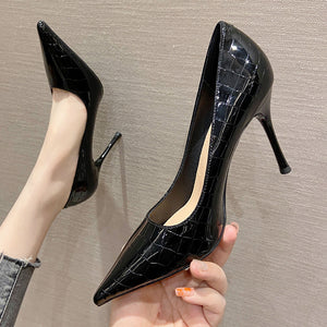 Talons hauts en cuir verni bout pointu français