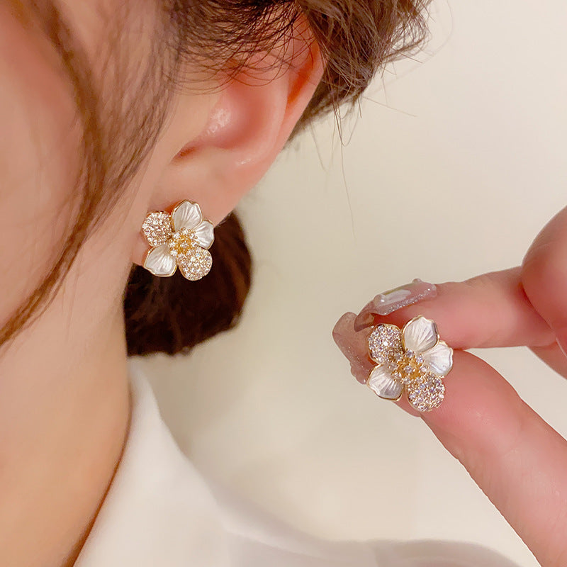 Doux micro-incrusté fleur boucles d'oreilles pour femmes en argent sterling aiguille design d'intérêt spécial