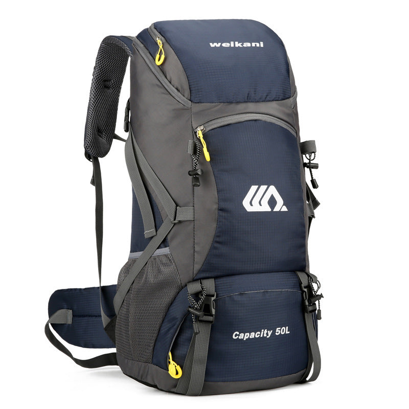 Hommes et femmes sur pied sac de camping