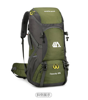 Hommes et femmes sur pied sac de camping