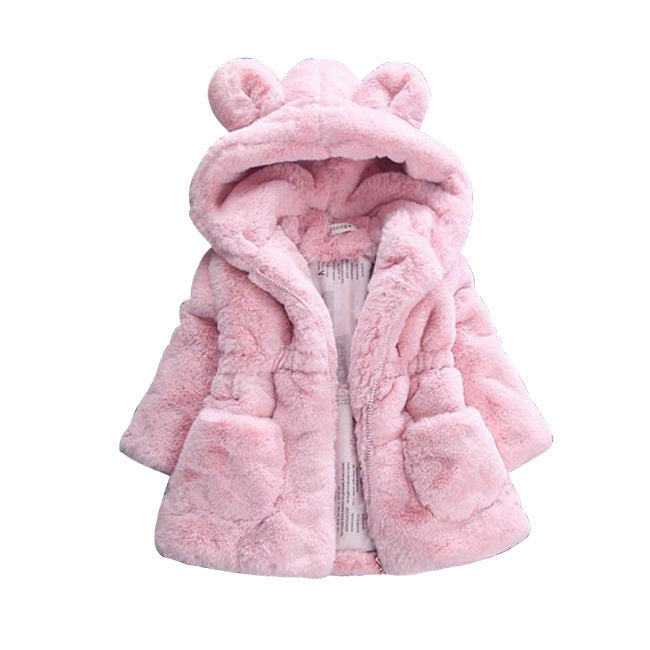 UNE fille de fourrure de manteau pour l'automne et l'hiver