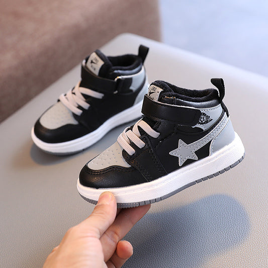 Enfants de chaussures de sport occasionnels