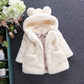 UNE fille de fourrure de manteau pour l'automne et l'hiver