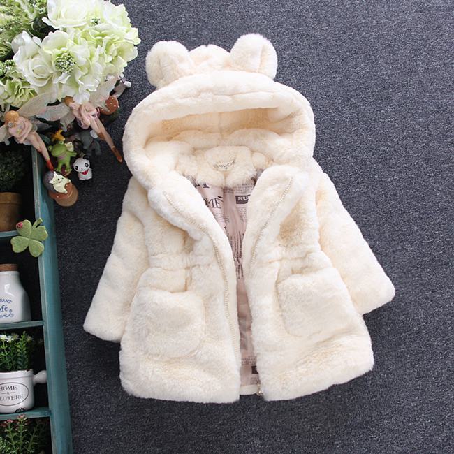 UNE fille de fourrure de manteau pour l'automne et l'hiver