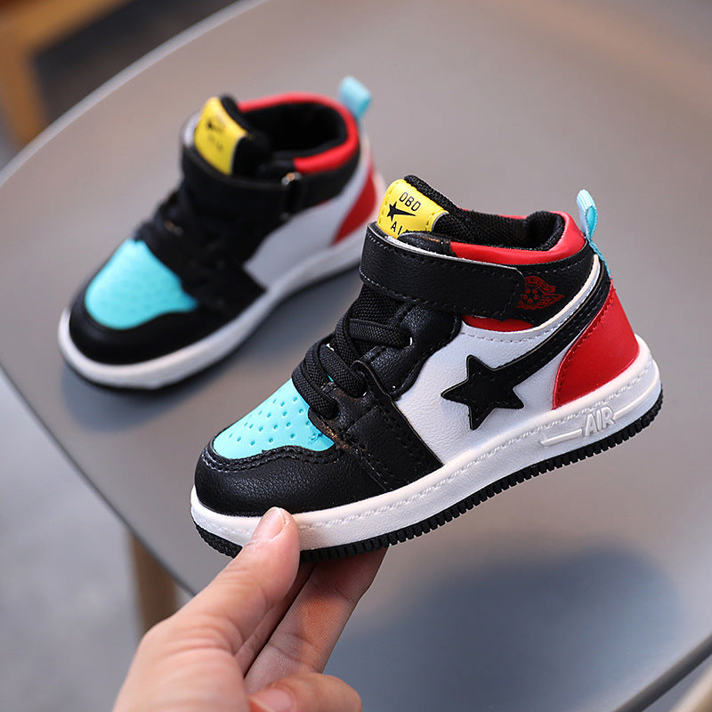 Enfants de chaussures de sport occasionnels