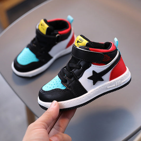 Enfants de chaussures de sport occasionnels