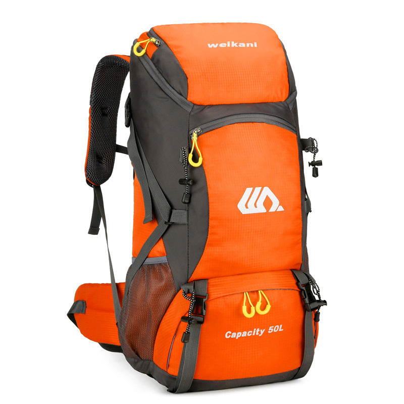 Hommes et femmes sur pied sac de camping