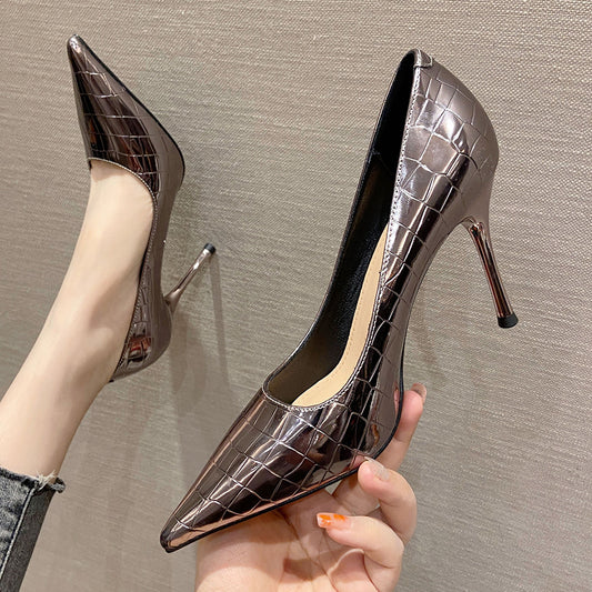 Talons hauts en cuir verni bout pointu français