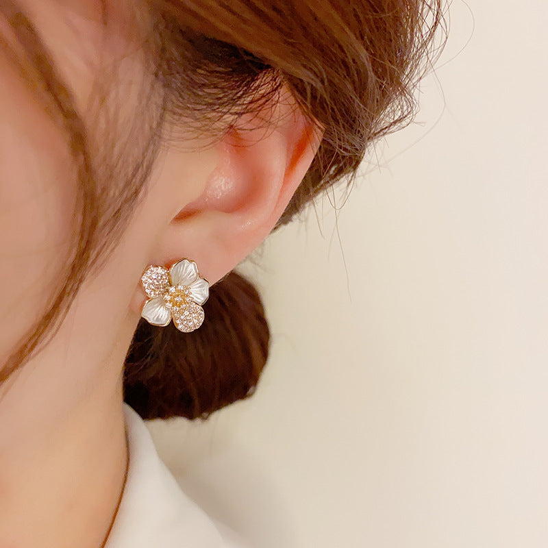 Doux micro-incrusté fleur boucles d'oreilles pour femmes en argent sterling aiguille design d'intérêt spécial