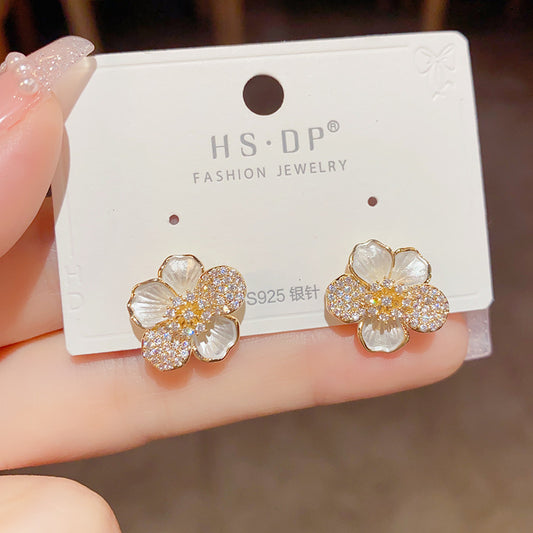 Doux micro-incrusté fleur boucles d'oreilles pour femmes en argent sterling aiguille design d'intérêt spécial