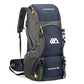 Hommes et femmes sur pied sac de camping