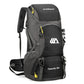 Hommes et femmes sur pied sac de camping
