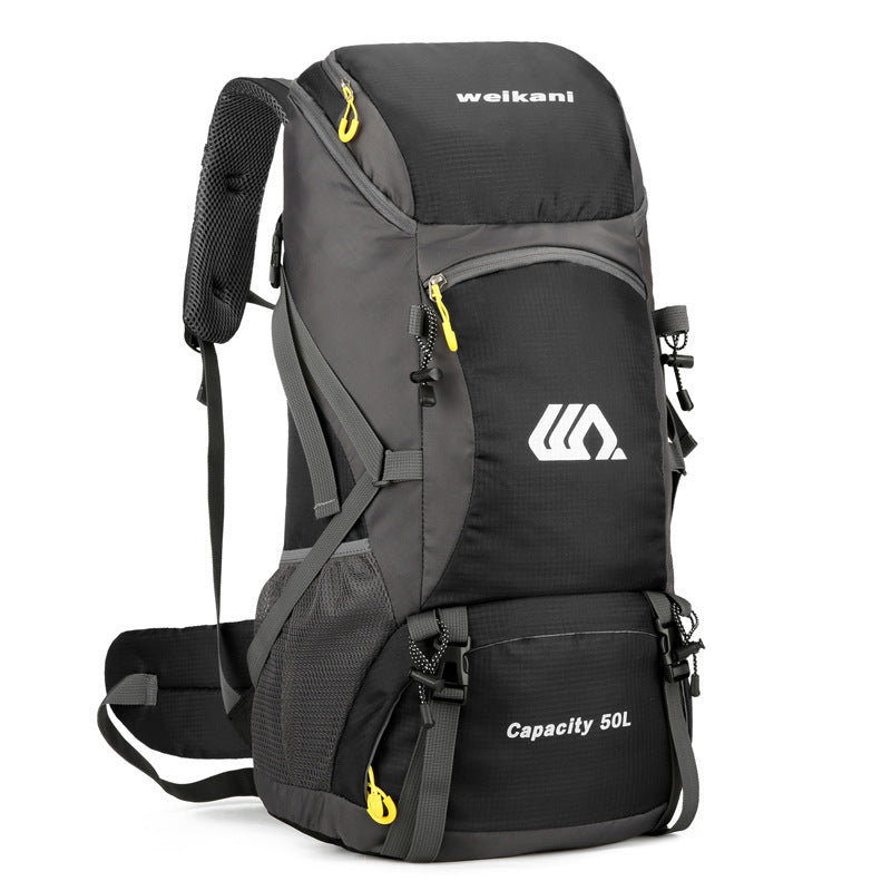 Hommes et femmes sur pied sac de camping